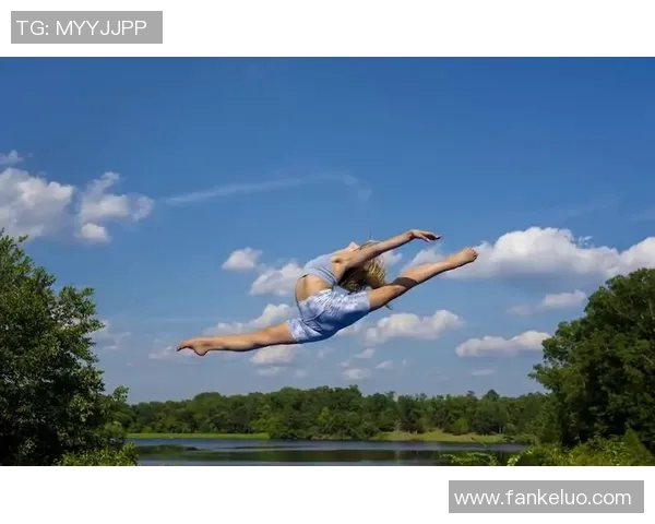 足球女球星挑战极限游泳赛展现全能运动魅力和超强体能