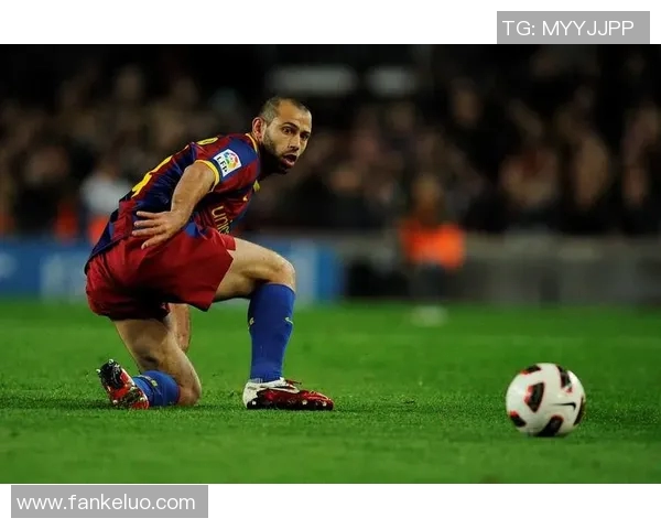 足球球星炫酷花式热身动作展现力量与技巧融合魅力 足球球星炫酷花式热身动作展现力量与技巧融合魅力