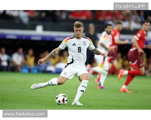 德国足球队现役顶级球星解析：从诺伊尔到穆勒他们如何主宰绿茵场
