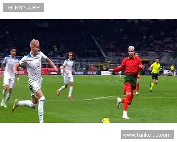 球星意外捡起足球瞬间展现真实反应引发球迷热议