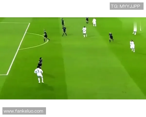 足球巨星街头精彩瞬间 探秘球场之外的另一面世界 足球巨星街头精彩瞬间 探秘球场之外的另一面世界